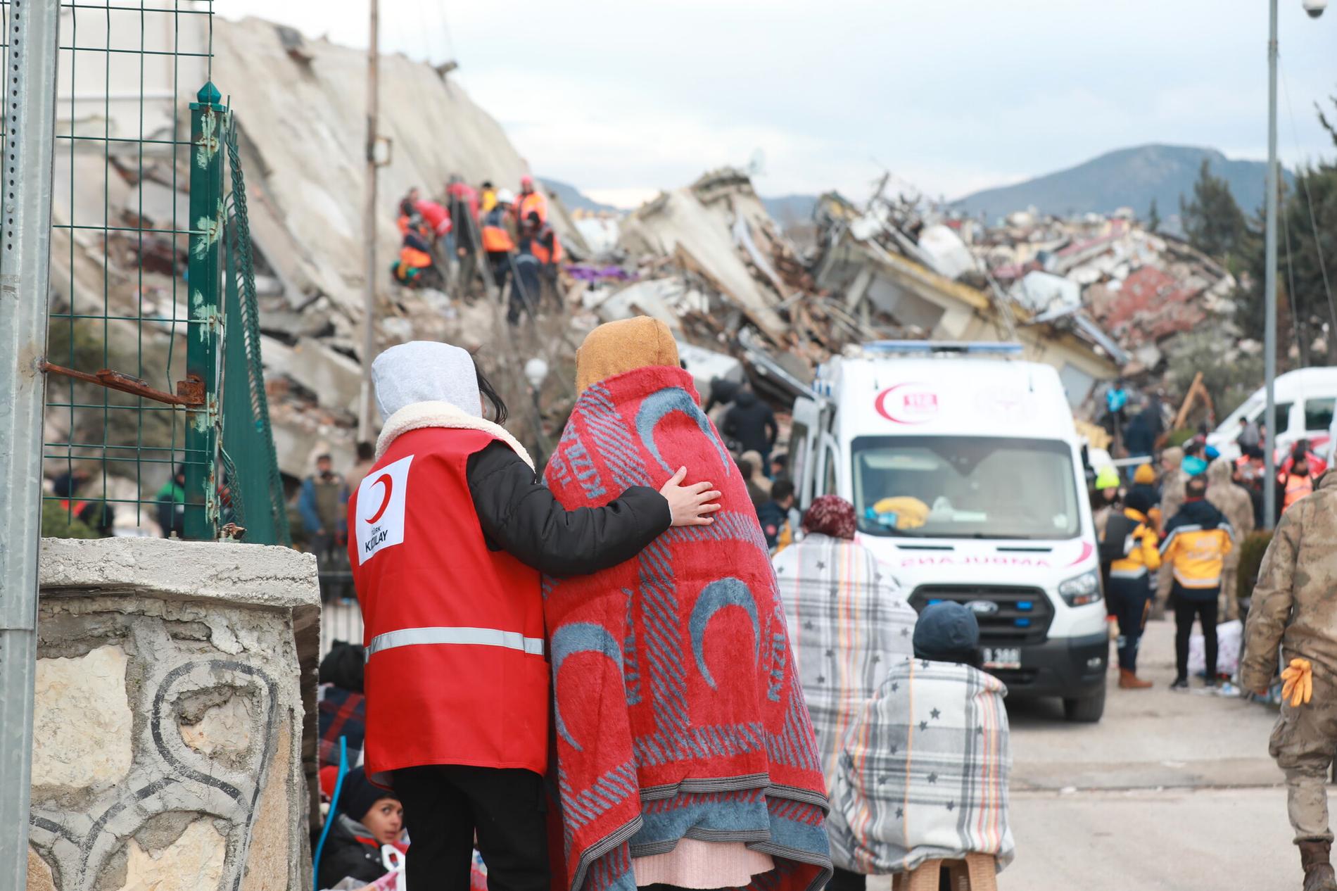 På plats samarbetar Röda Korset med systerorganisationen Röda Halvmånen.