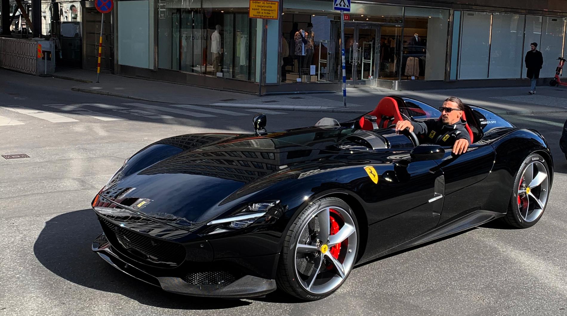  Zlatan Ibrahimovic körde olaligt i Ferrari Monza SP2. Bilden var avställd hos Transportstyrelsen.