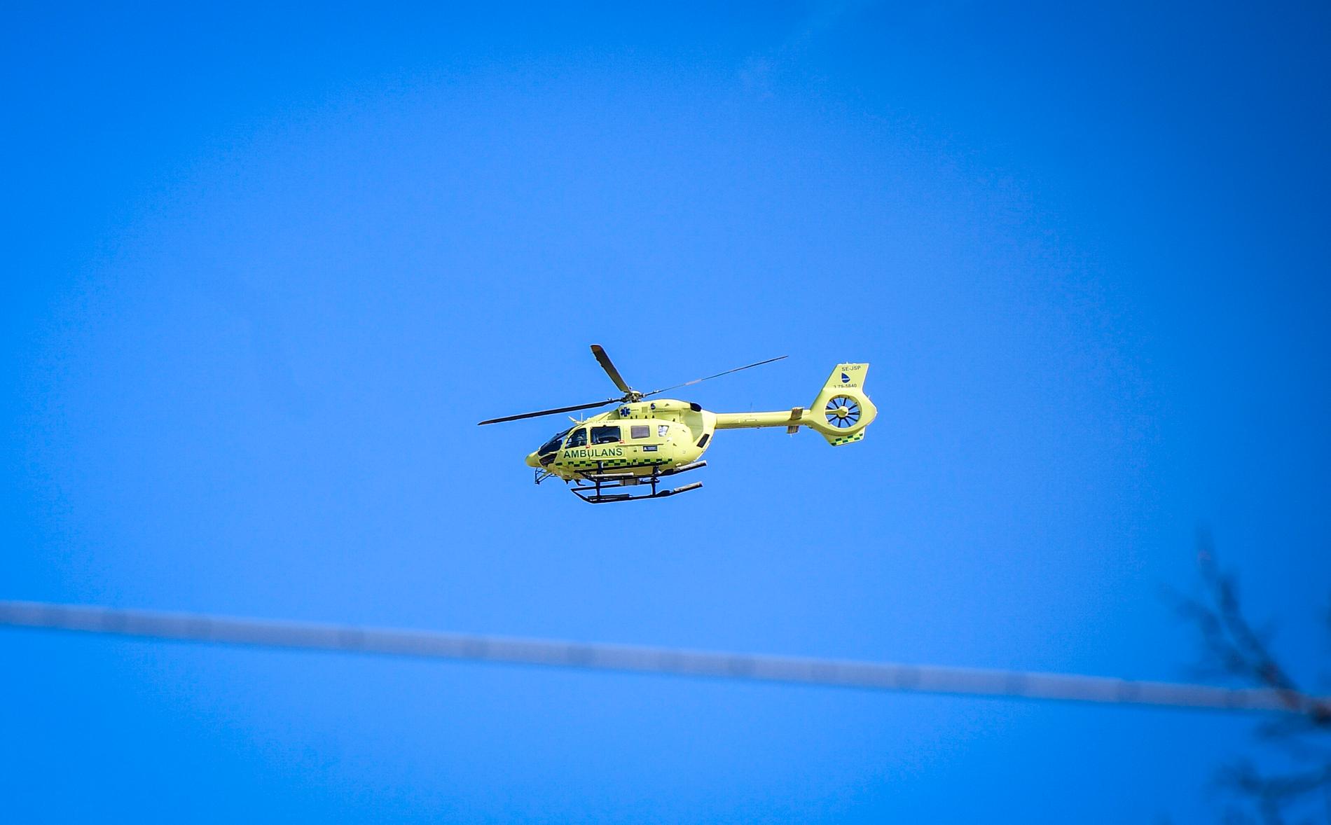 Barnet flögs till Norrlands universitetssjukhus i helikopter. Arkivbild.