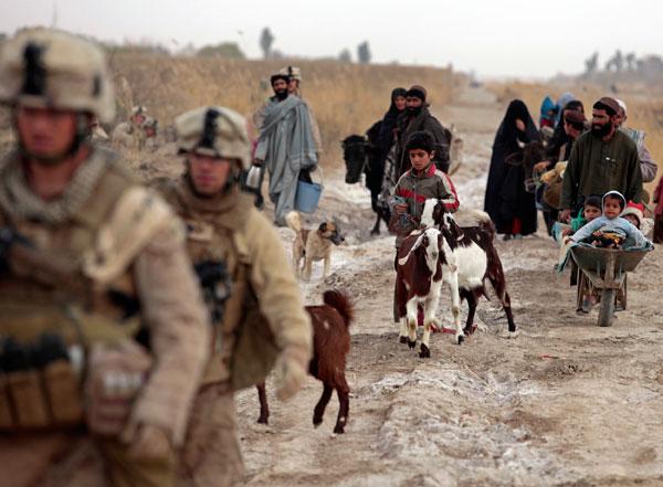 Afghaner och amerikanska marinkårssoldater i Marjah, Helmandprovinsen.