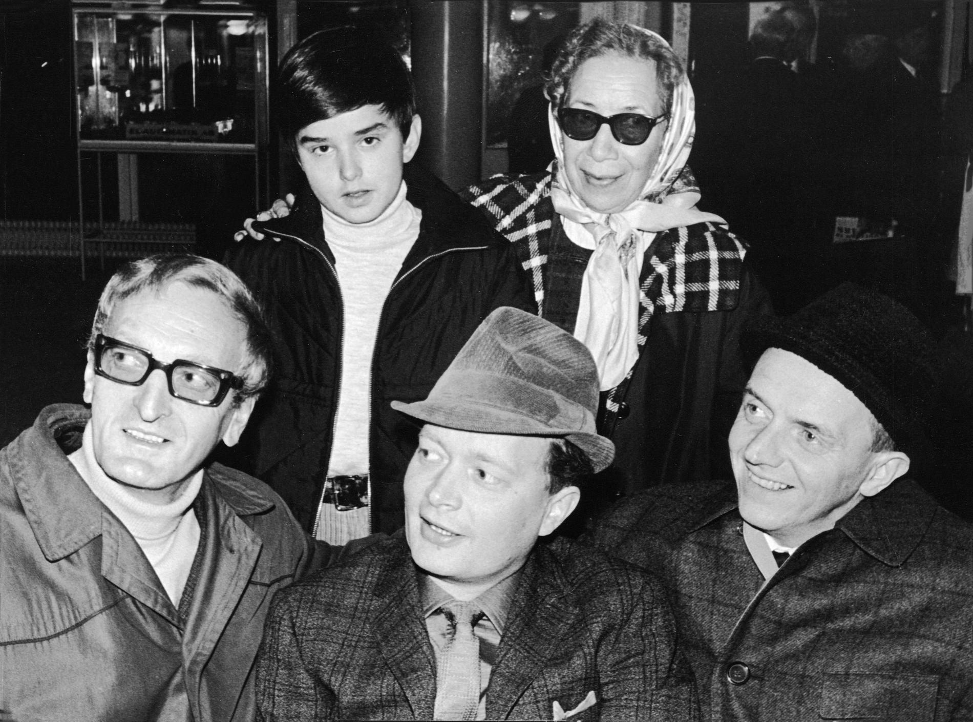 Dramaten gästspelar ”I väntan på Godot” i Malmö 1966: Skådespelarna Georg Årlin, Ernst-Hugo Järegård, Jan-Olof Strandberg. Övre raden Michael Ohm samt Anneli Thuresson, sufflör. 