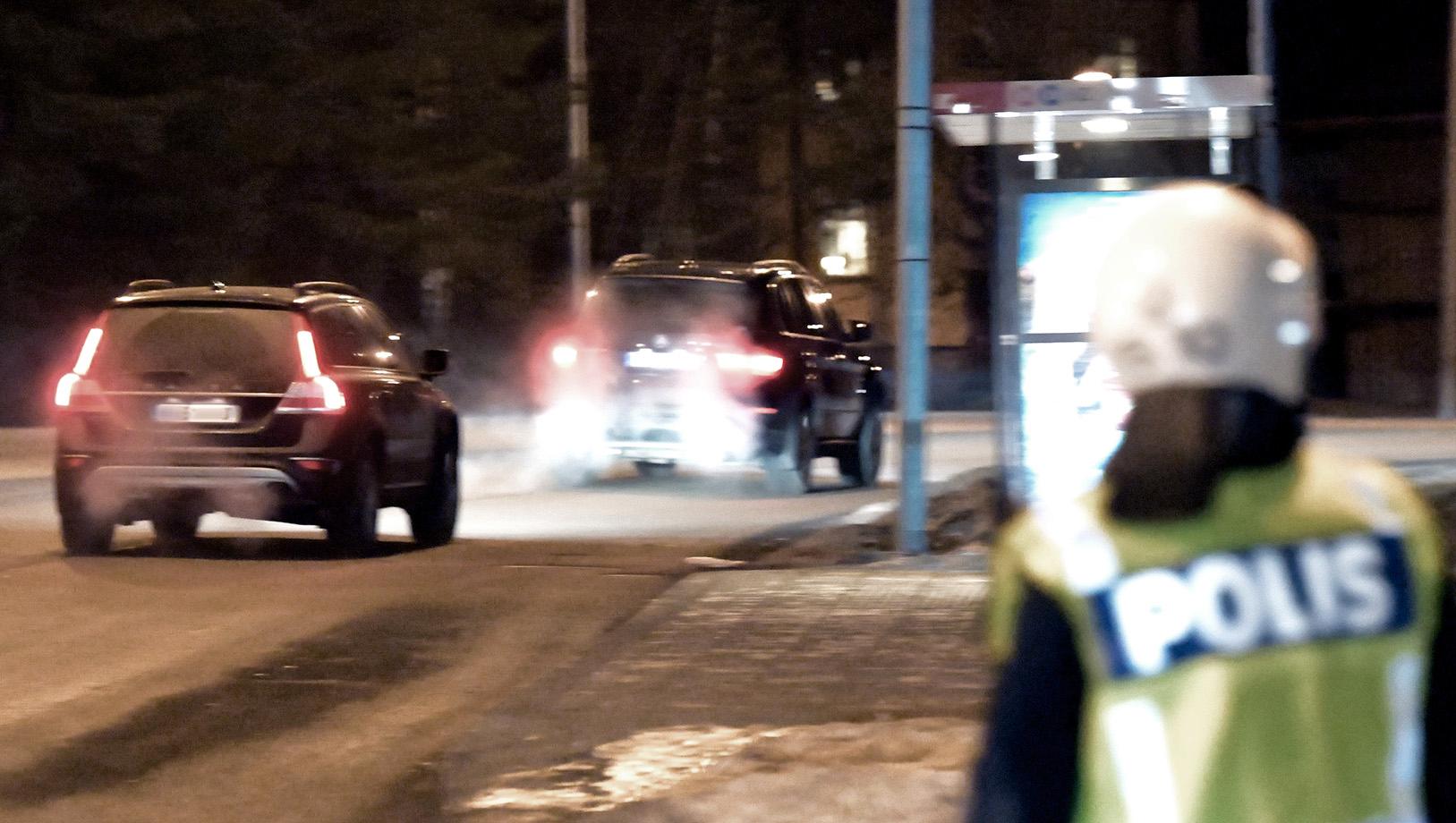 Jimmie Åkesson eskorteras iväg av polis.