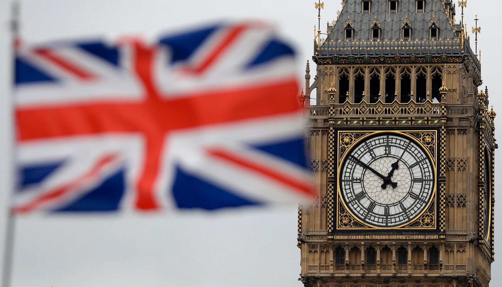 Polis spärrade under en kort period av Westminsterbron invid det brittiska parlamentet i London sedan ett misstänkt paket påträffats. Avspärrningarna har hävts. Arkivbild.