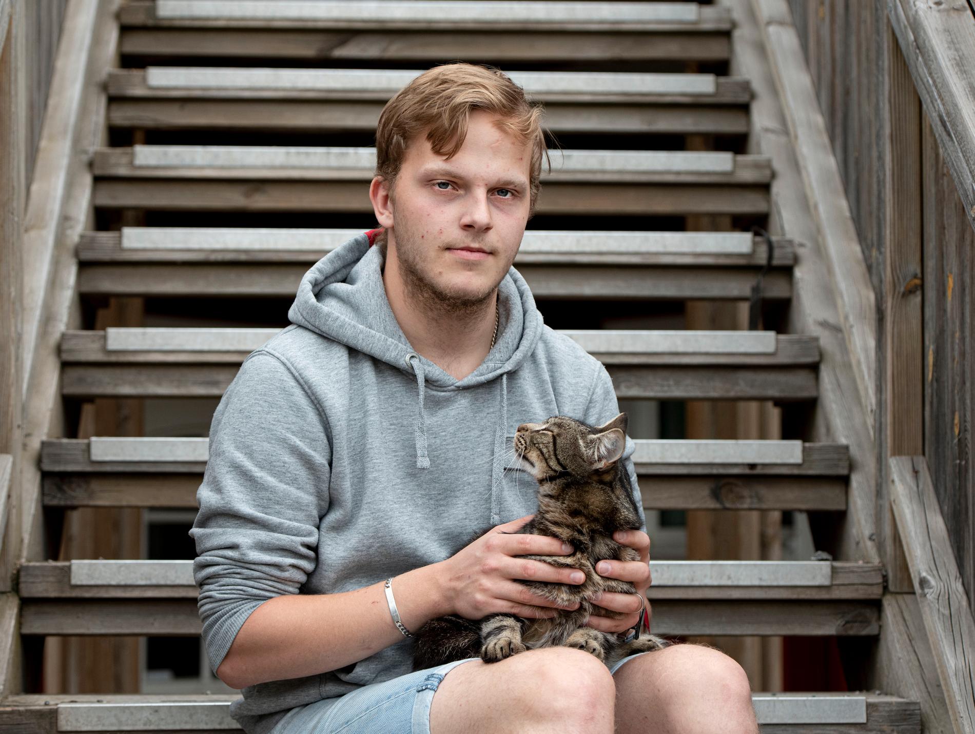 Mathias,  20, trivs bra i Värmland, trots sin situation: ”Det är lugnt och skönt här”. 
