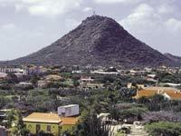 Arubas landskap är kulligt och stenigt. Berget i bakgrunden kallas höstacken.