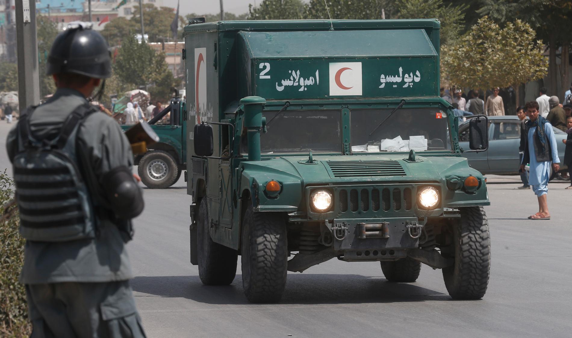 En afghansk militärambulans på väg mot attentatsplatsen.