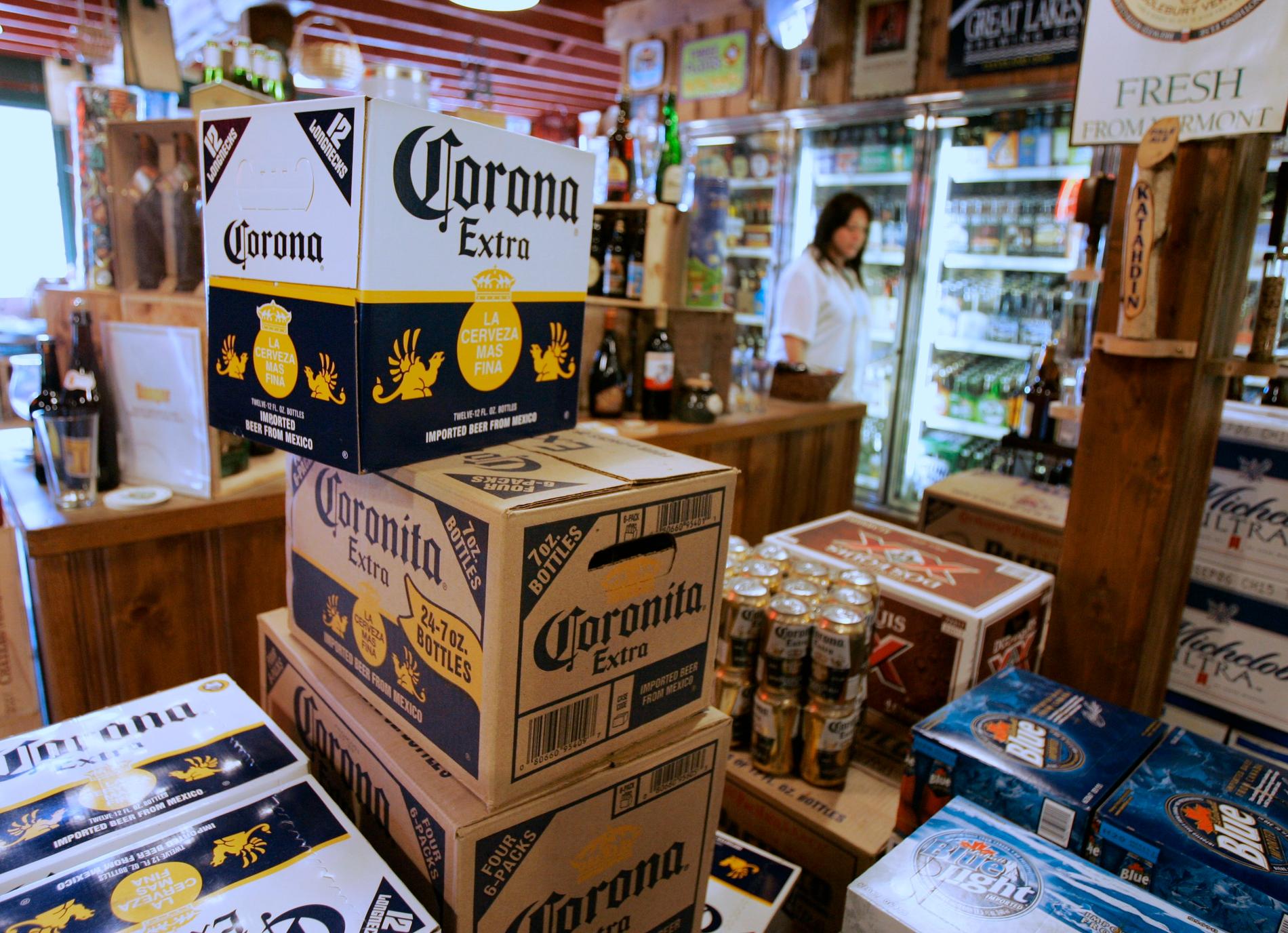 Lådor med Corona öl
