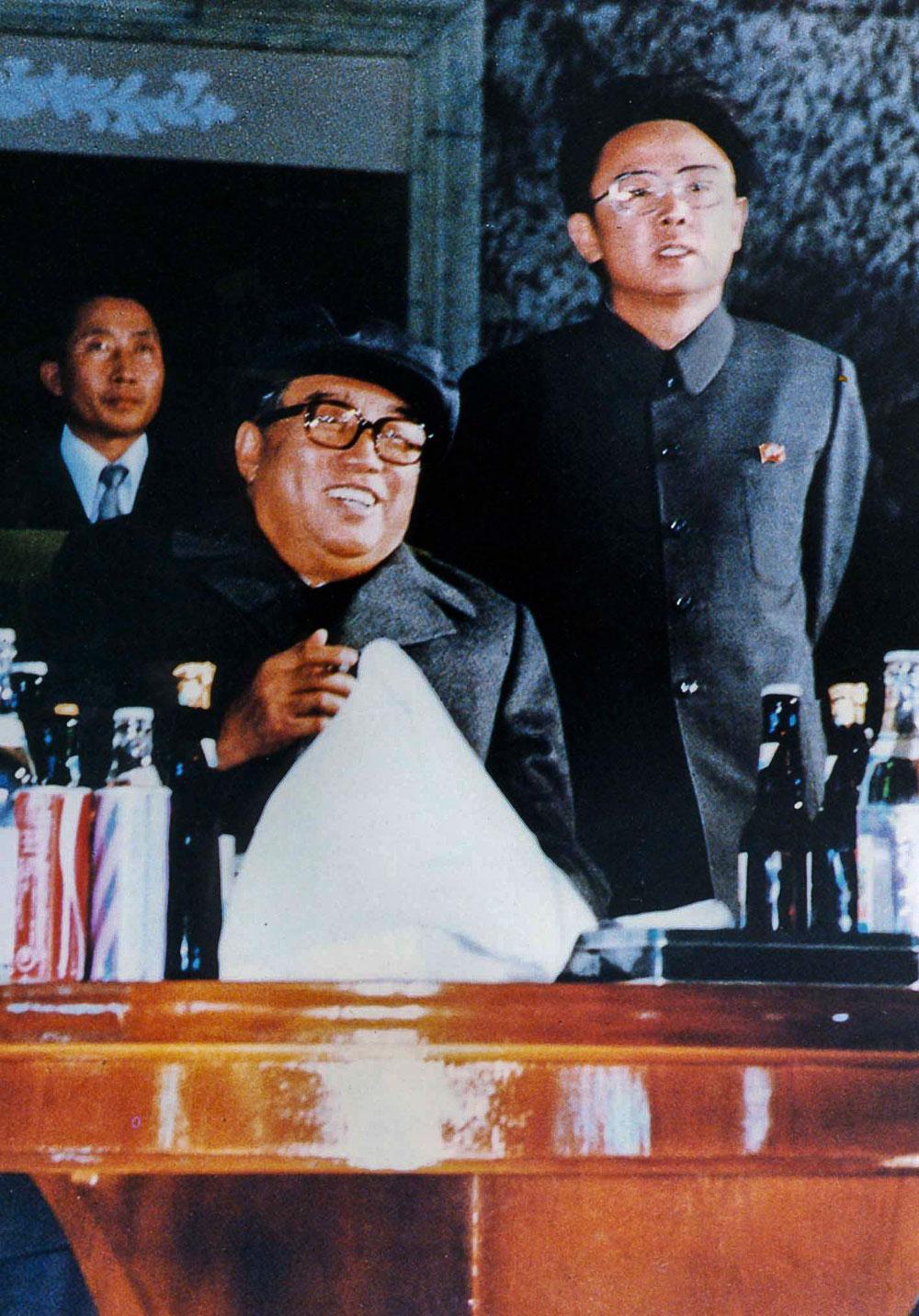 Kim Il-Sung, till vänster, bredvid sonen Kim Jong-Il.