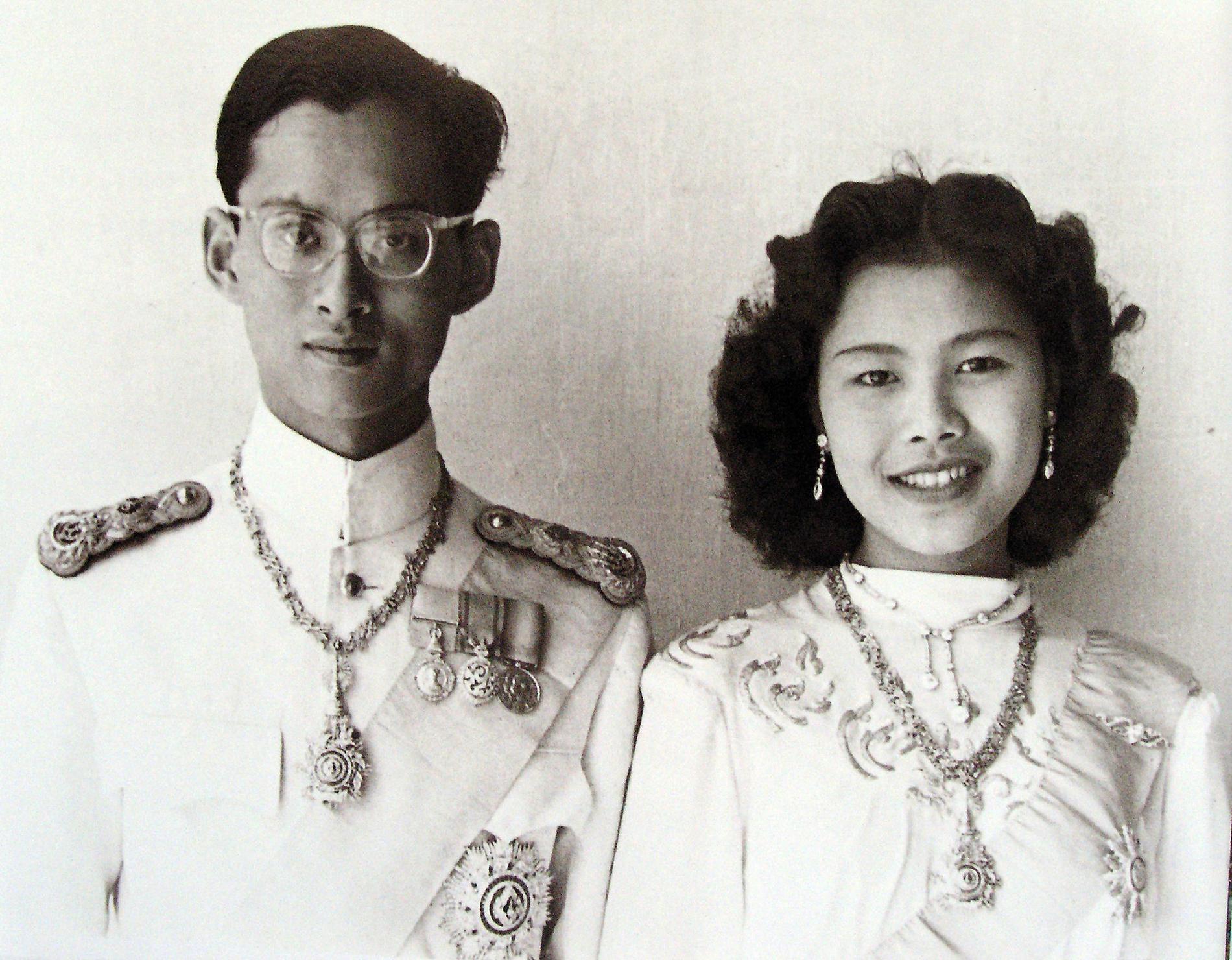 Kung Bhumibol Adulyadej och drottning Sirikit på odaterad arkivbild.