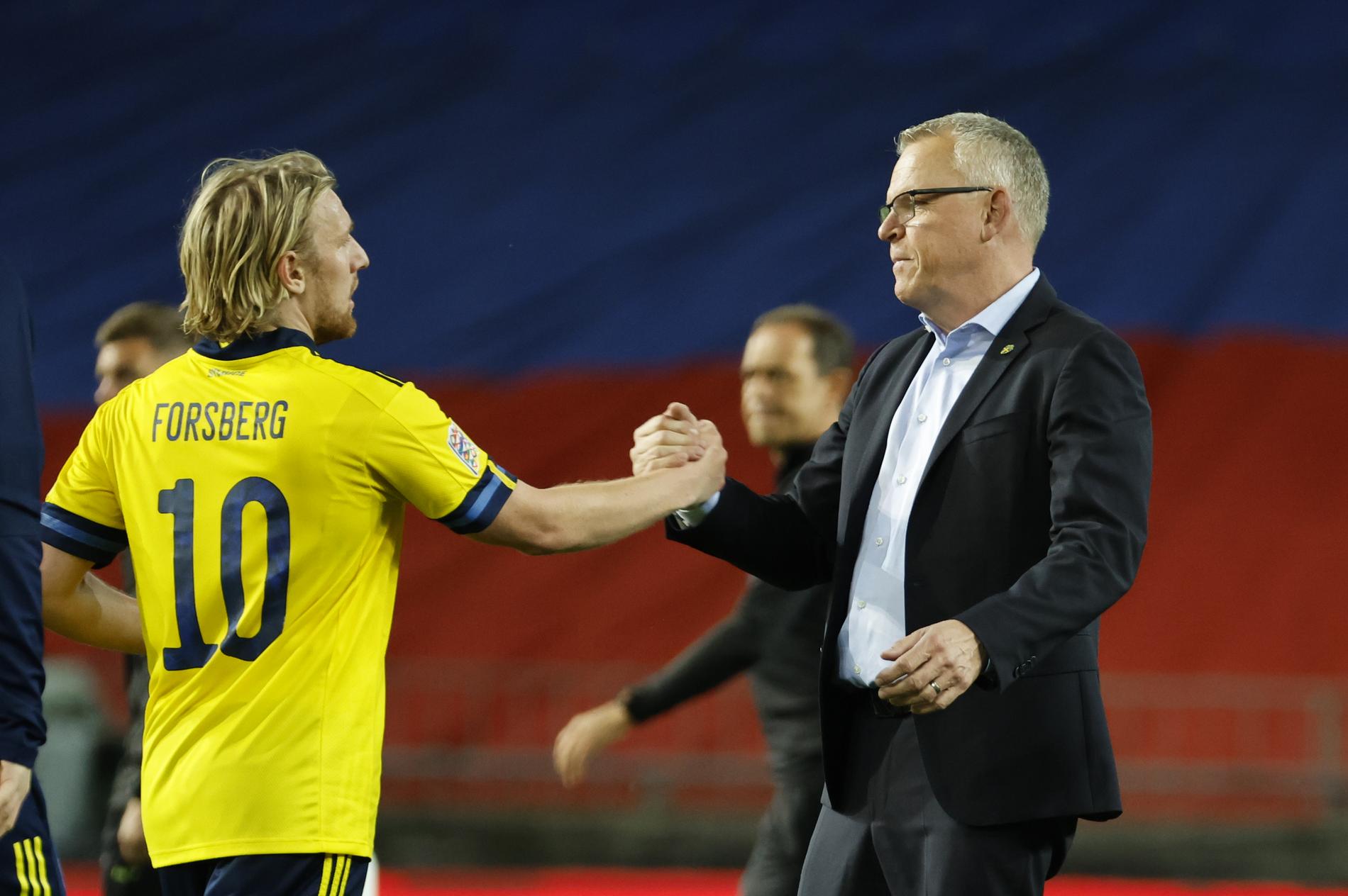 Emil Forsberg och förbundskapten Janne Andersson tackar varandra efter 2–0 mot Slovenien.