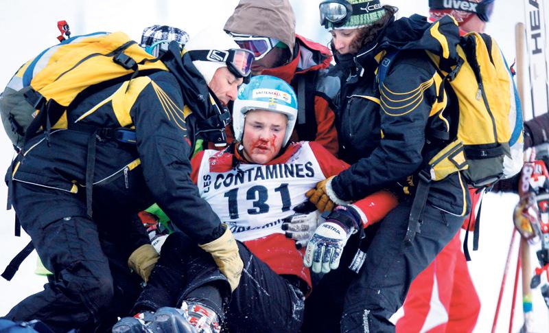 OS-hoppet i skicross, Anna Holmlund, tappade kontrollen efter ett hopp, ramlade och slog huvudet så illa att hon fick en hjärnskakning.