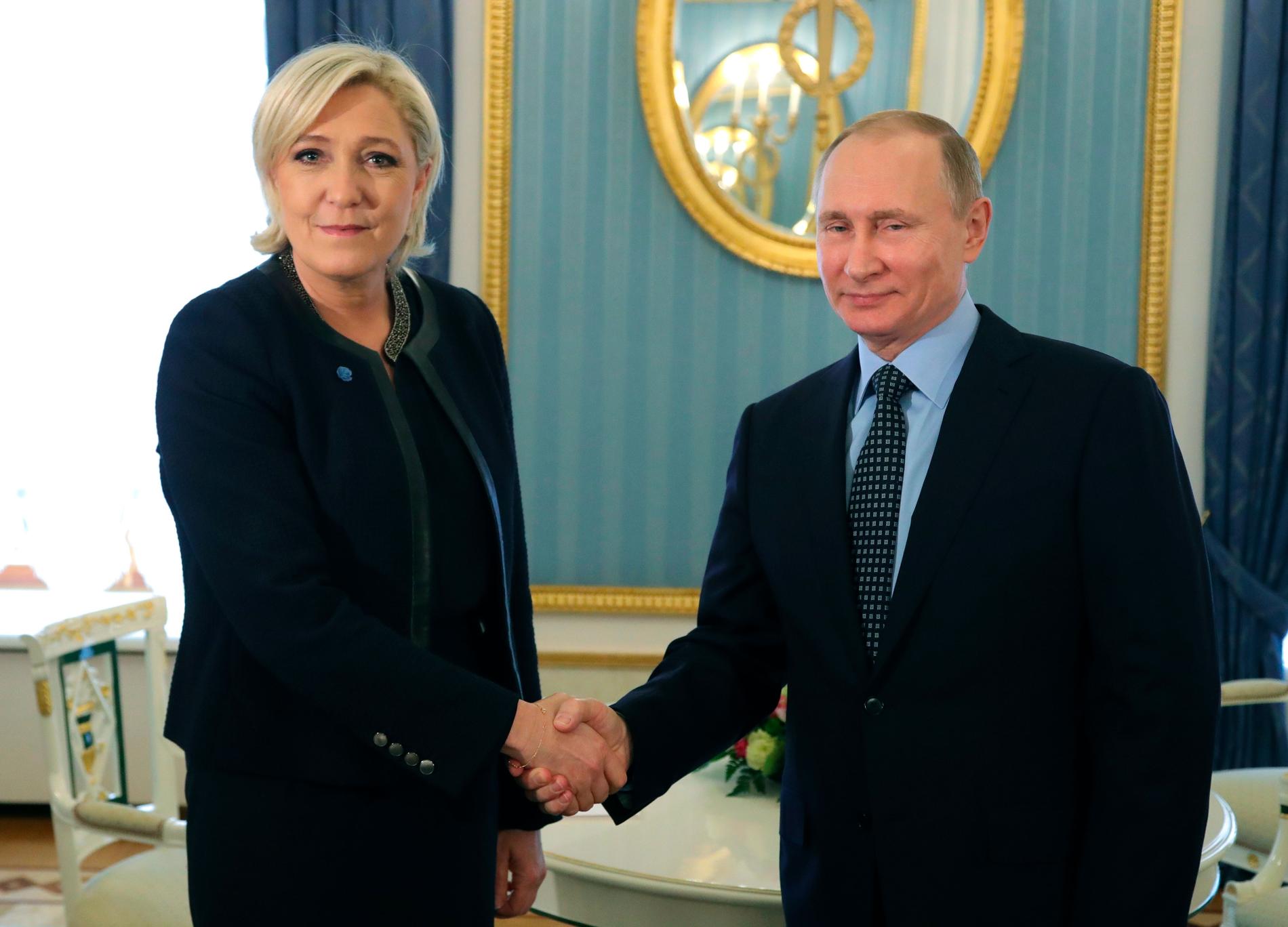 Le Pen har fått ägna de senaste två veckorna åt att svara på frågor om sin hållning till Putin och Ryssland. Bilden av henne och den ryske presidenten togs 2017. 