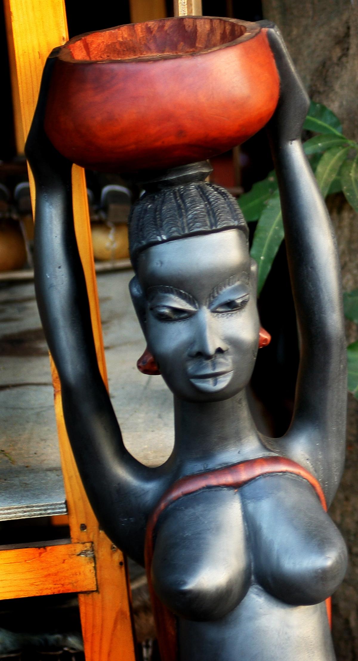 TrästatyettStatyetter av trä är en klassisk afrikansk souvenir. Välj mellan kvinnokroppar, djur och abstrakta figurer. Den här är gjord av mahogny. Pris före prutning: 500 kr.