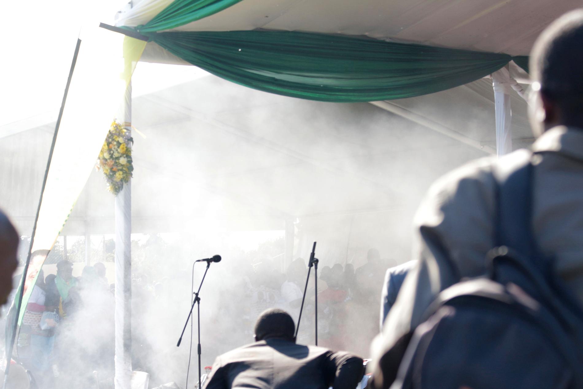 Rök spred sig på platsen för explosionen i staden Bulawayo.