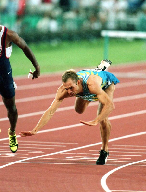 Sven Nylander snubblar över mållinjen i OS-finalen 1996. Placering: fyra.