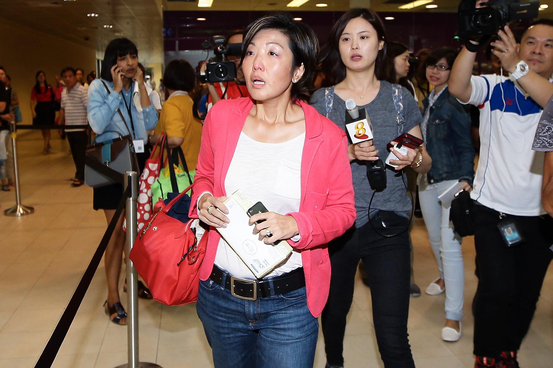 Anhöriga till de försvunna passagerarna samlas på Changi Airport i Singapore.