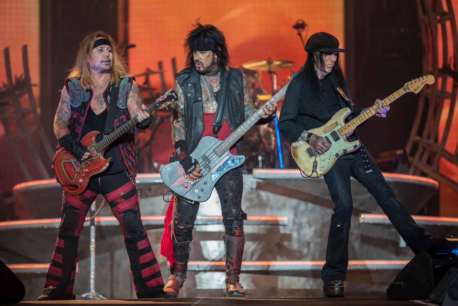 Vince Neil, Nikki Sixx och Mick Mars från en konsert i juli i år. Mötley Crüe-gitarristen klarar inte längre att turnera med bandet. Arkivbild.