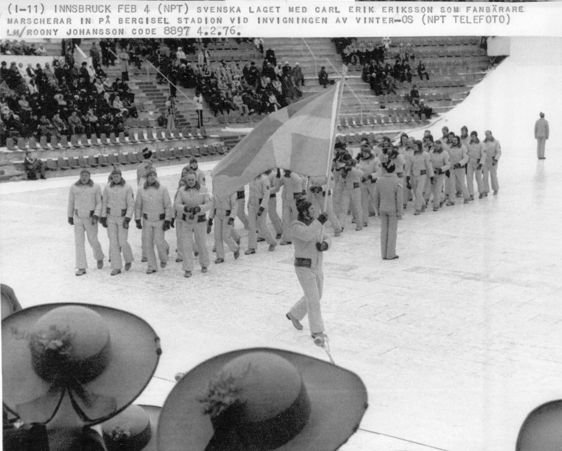  Den svenska truppen under OS i Innsbruck 1976 leddes av fanbäraren Carl-Erik Eriksson.