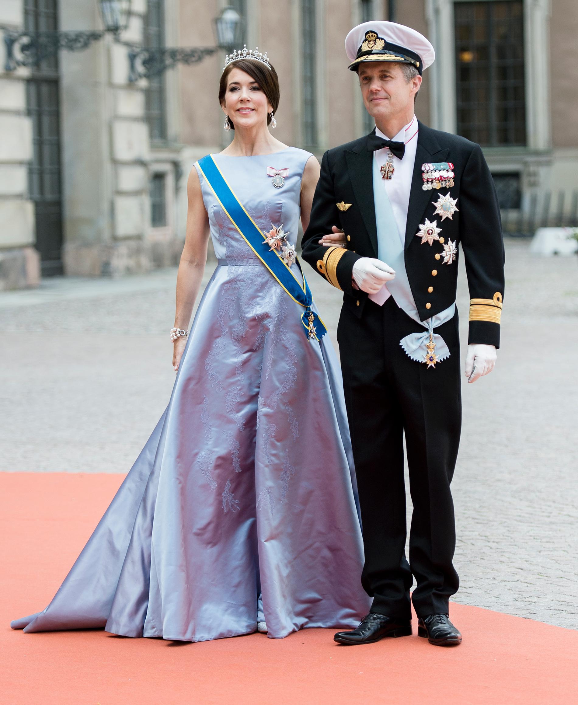 Danmarks kronprins Fredrik blir fadder. Här med hustrun Mary.