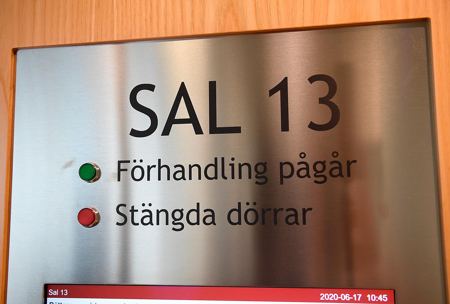 Häktningsförhandlingen inleddes på onsdagsförmiddagen i Solna tingsrätt.