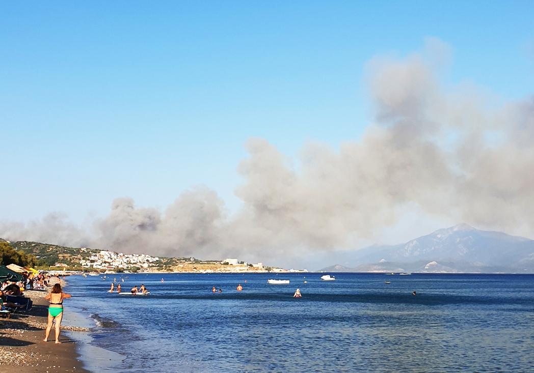 Röken från branden synten väl från stranden på östra sidan av Samos.