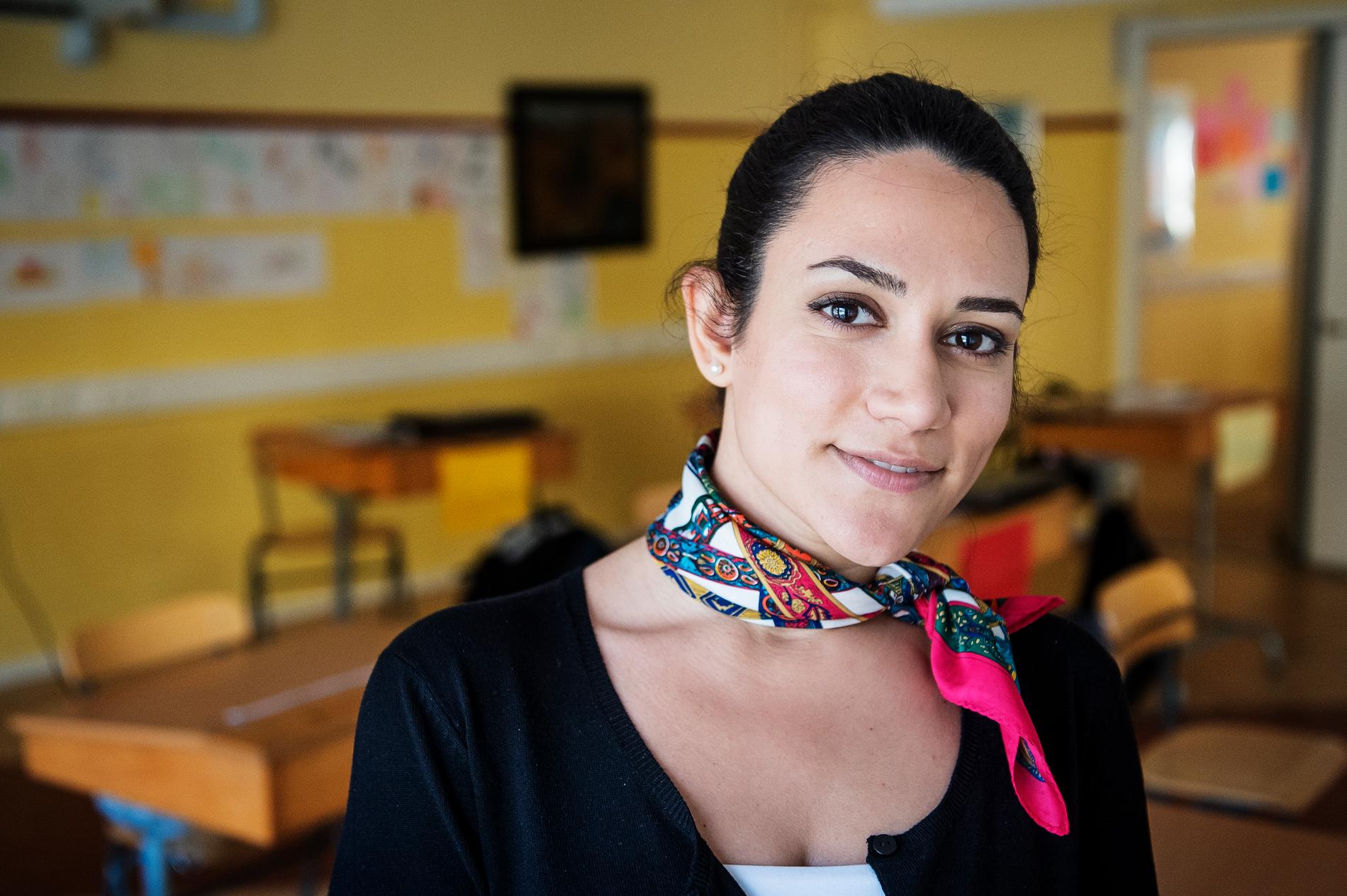 SFI-eleven Fahimah Ghadeni hjälper flyktingbarn att lära sig svenska.
