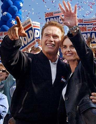 Klarar kritiken? Arnold Schwarzenegger tillsammans med hustrun Maria Shriver på ett valmöte i lördags. Det mesta talar nu för att han i dag väljs till Kaliforniens nye guvernör.