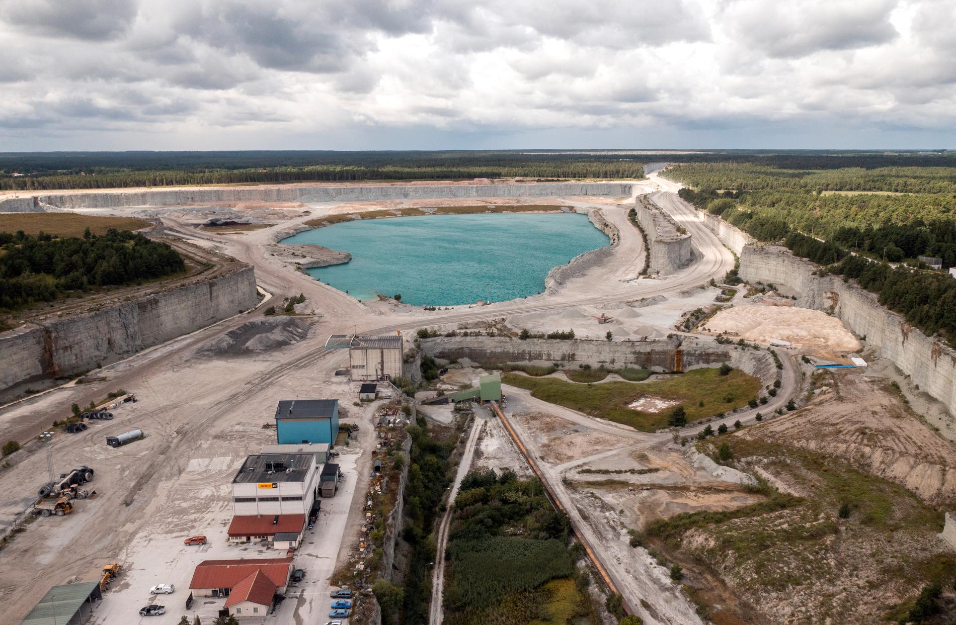 Om inte regeringen får ett tillfälligt undantag från miljöbalken på plats hotas Sverige av cementkris när Cementas tillstånd för kalkbrytningen i Slite löper ut i oktober. Arkivbild.