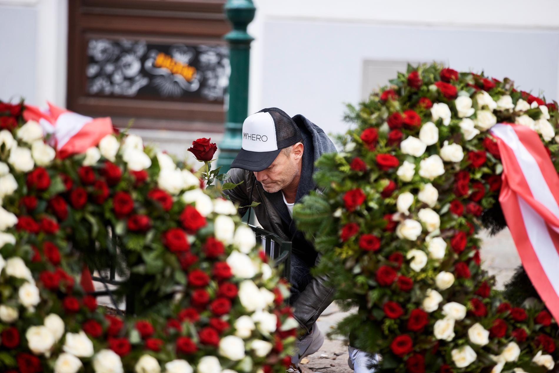 Blomsterkransar vid Desider-Friedmann-Platz till minne av terroroffren.