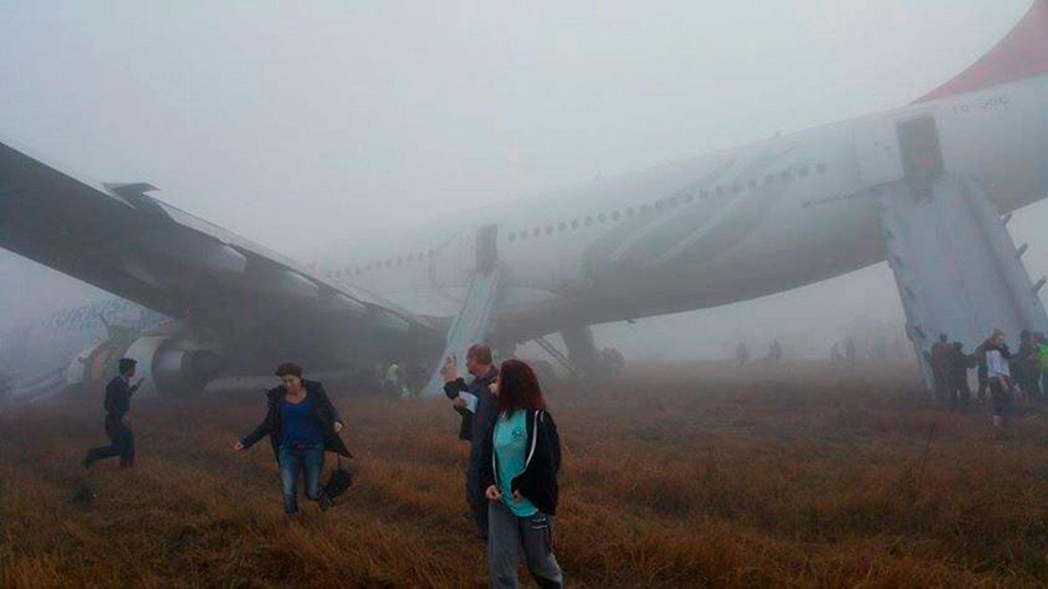 Flera av passagerarna springer för att komma i säkerhet efter kraschen i Nepal.