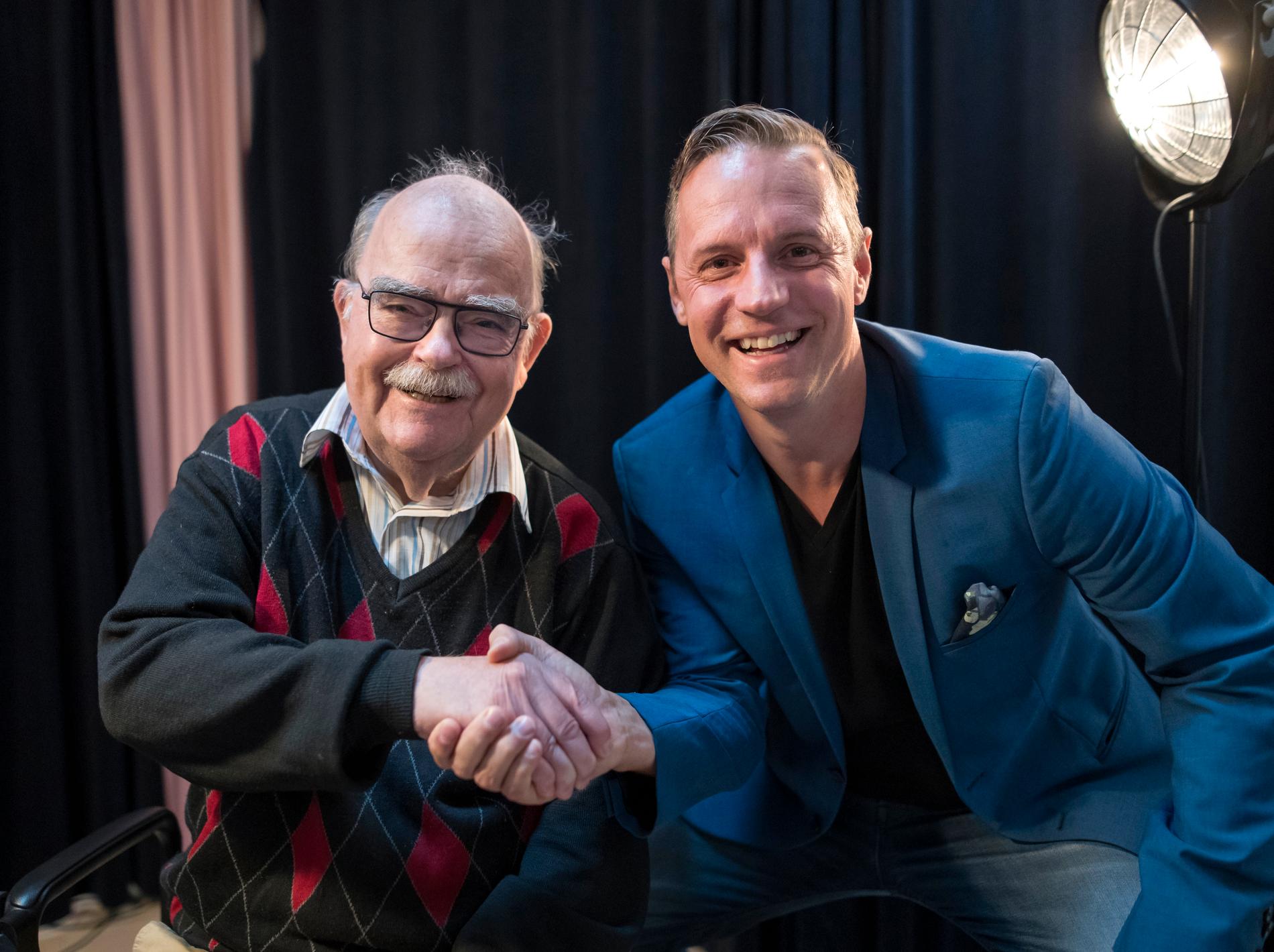 Leif Loket Olsson inför Bingolottos 30-årsjubileum. Här med Stefan Odelberg som leder programmet nu. 