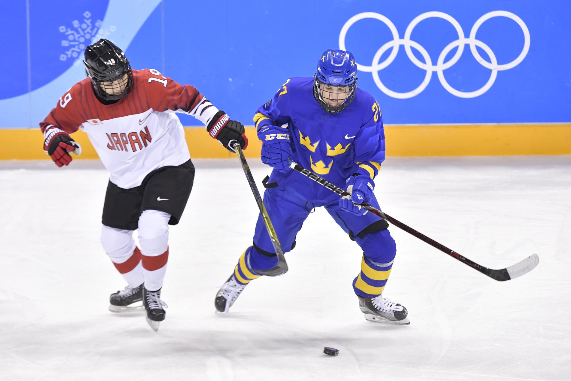 Damhockeyn utökas med två lag, till tio, vid OS i Peking 2022. Här kämpar Damkronornas Emma Nordin om pucken med en japanska i OS i Pyeongchang.