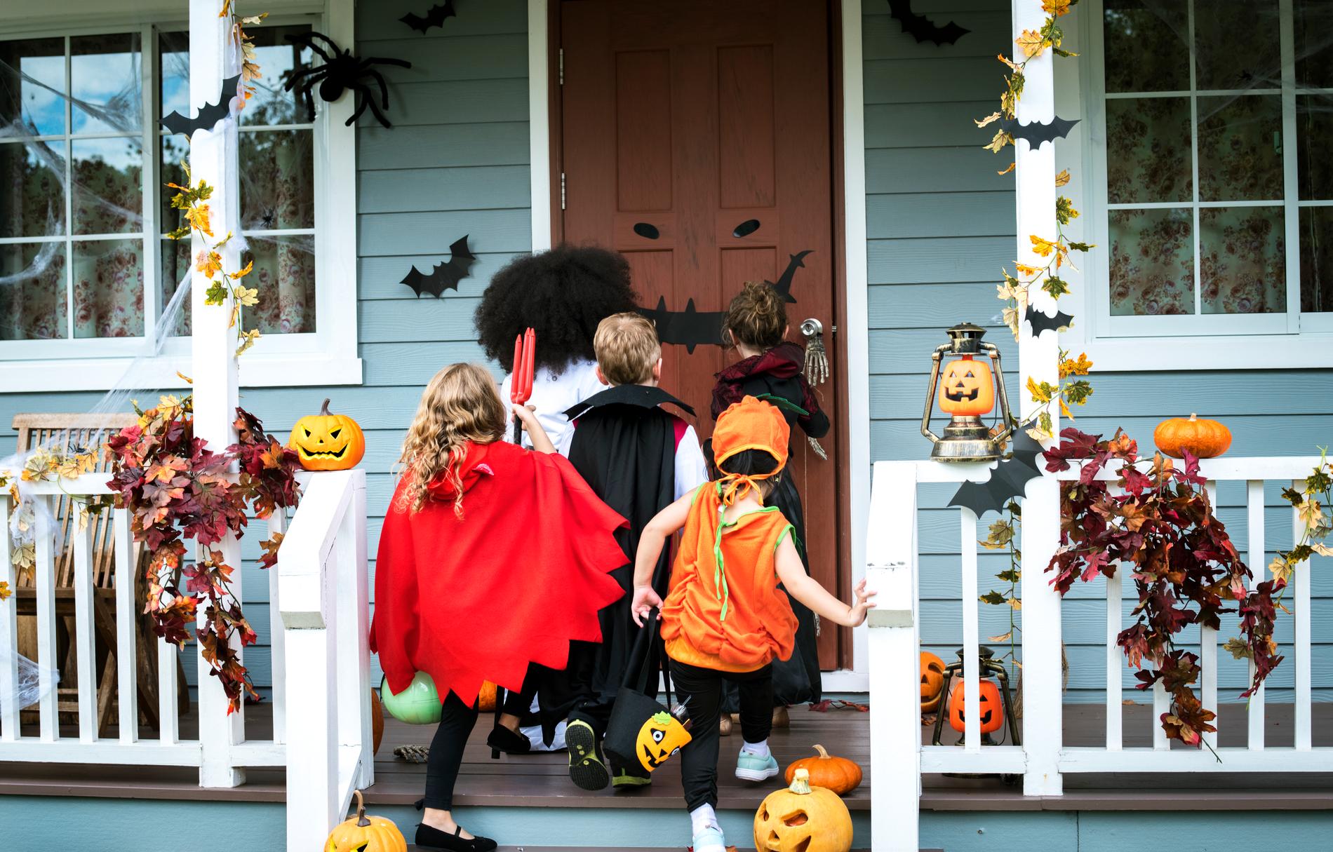 Bus eller godis, på Halloween klär barnen ut sig.