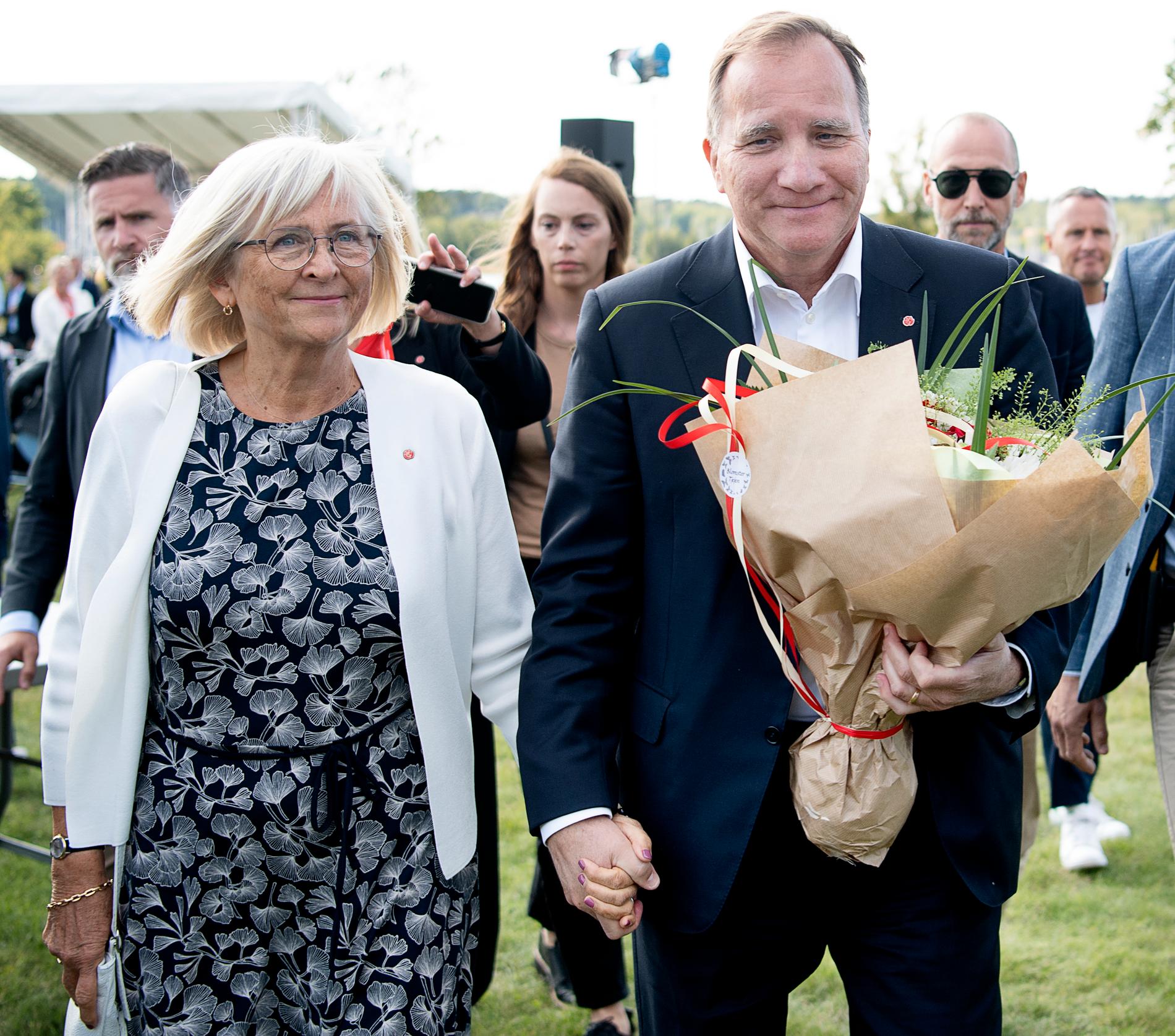 Ulla och Stefan Löfven lämnar Runö efter statsministerns sommartal, där han meddelade att han lämnar sitt uppdrag till hösten.
