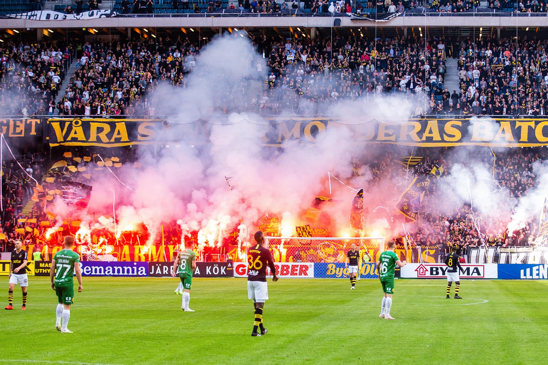 AIK:s supportrar tände bengaler i derbyt mot Hammarby i juni 2019.  