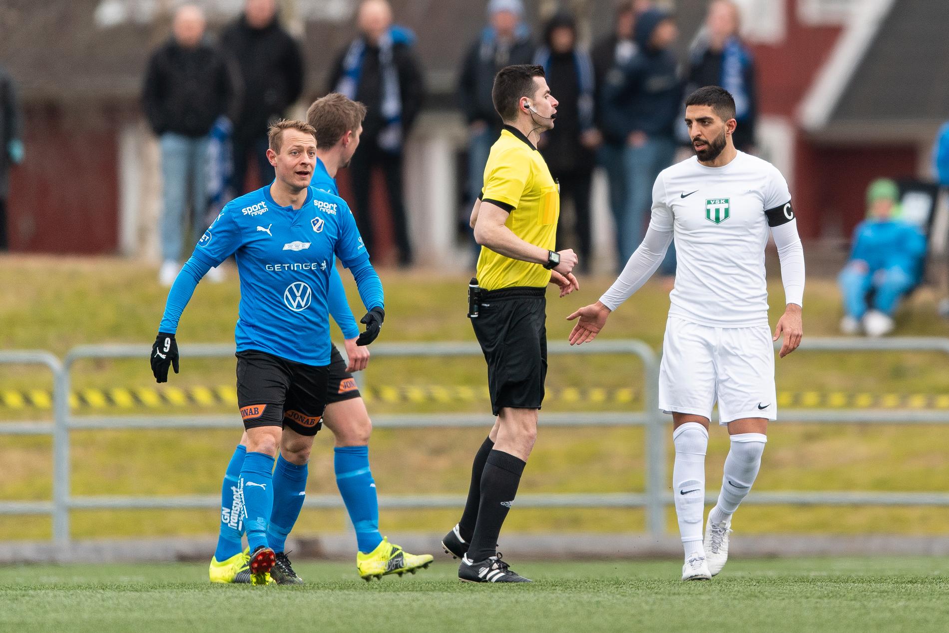 Enzo under matchen mellan Halmstad BK och Västerås SK i svenska cupen. 