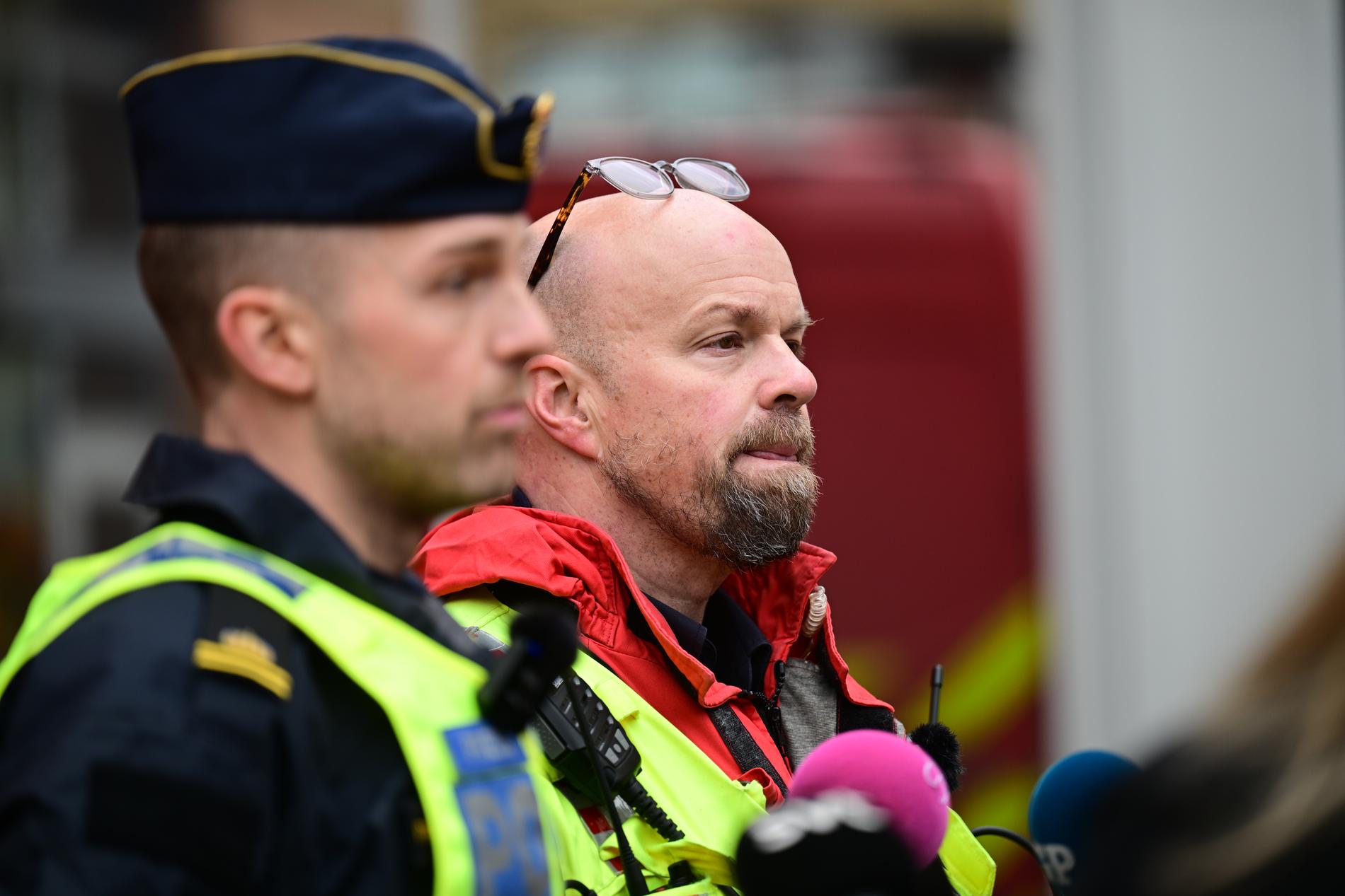 August Brandt, presstalesperson vid polisen, och räddningsledaren Petter Backlund vid torsdagens pressträff.