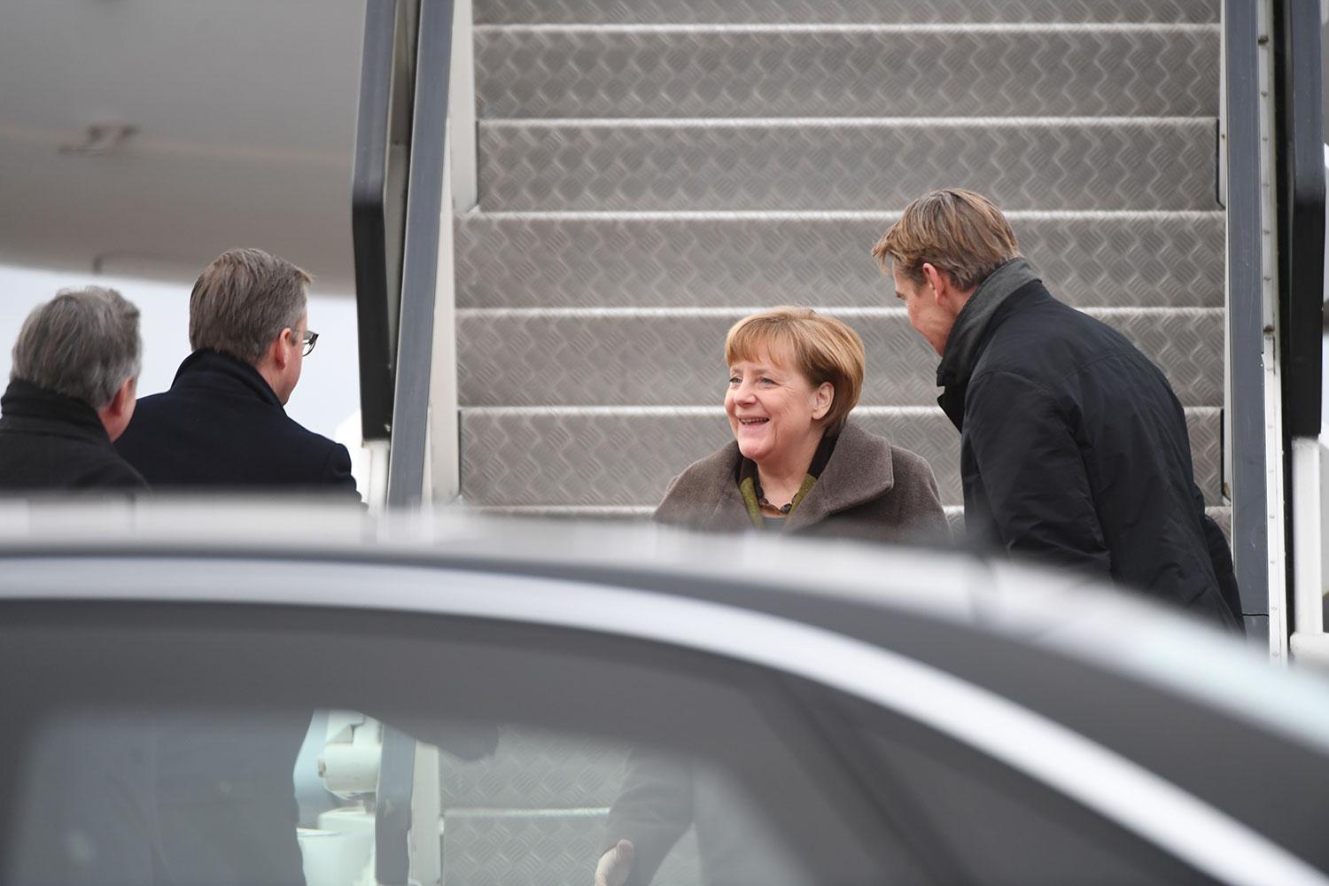 Merkel landar i Sverige och tas emot av Mikael Damberg.