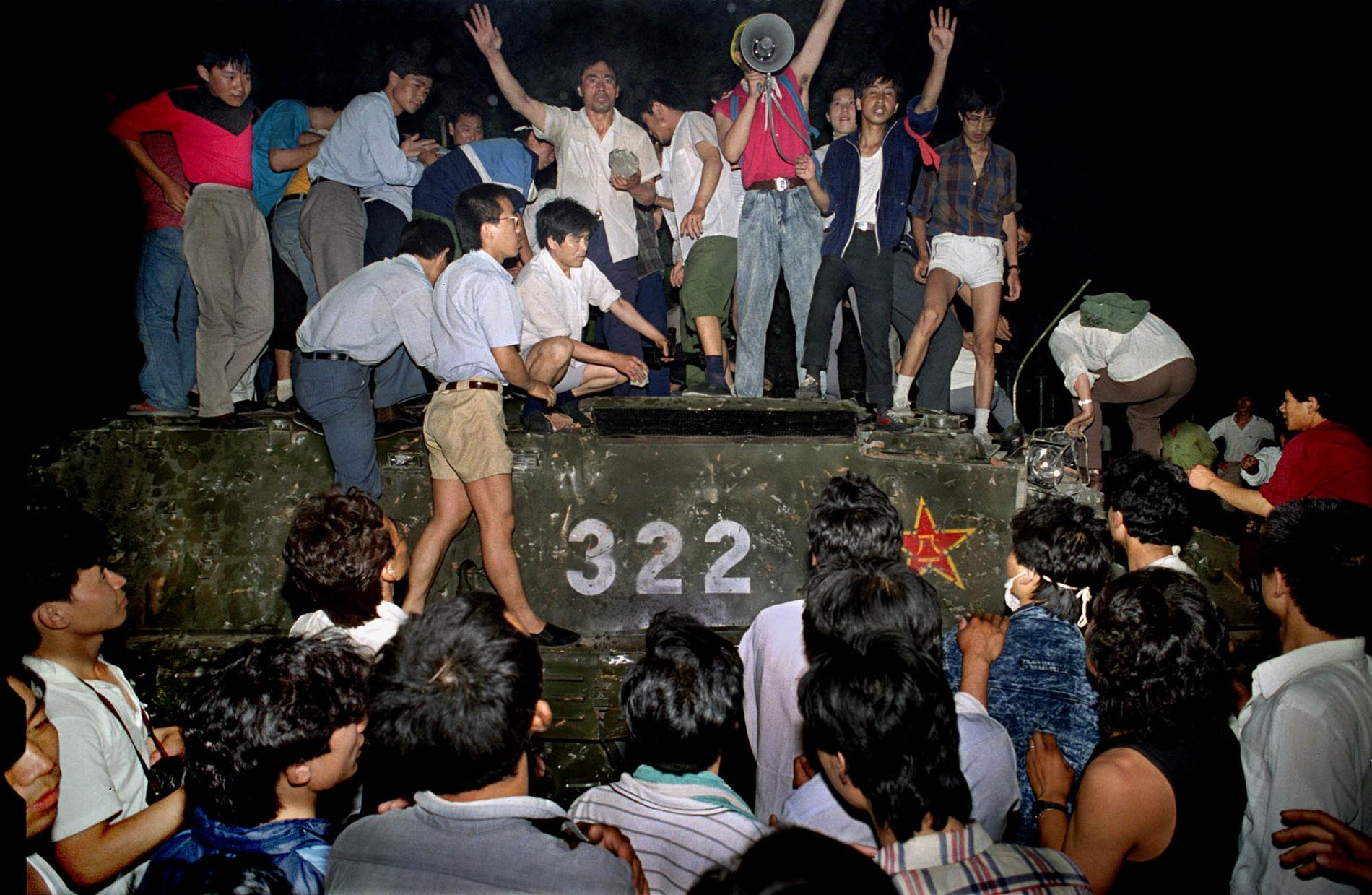 Civila som klättrat upp på ett pansarfordon nära Himmelska fridens torg i Peking, natten mot den 4 juni 1989. Arkivbild.