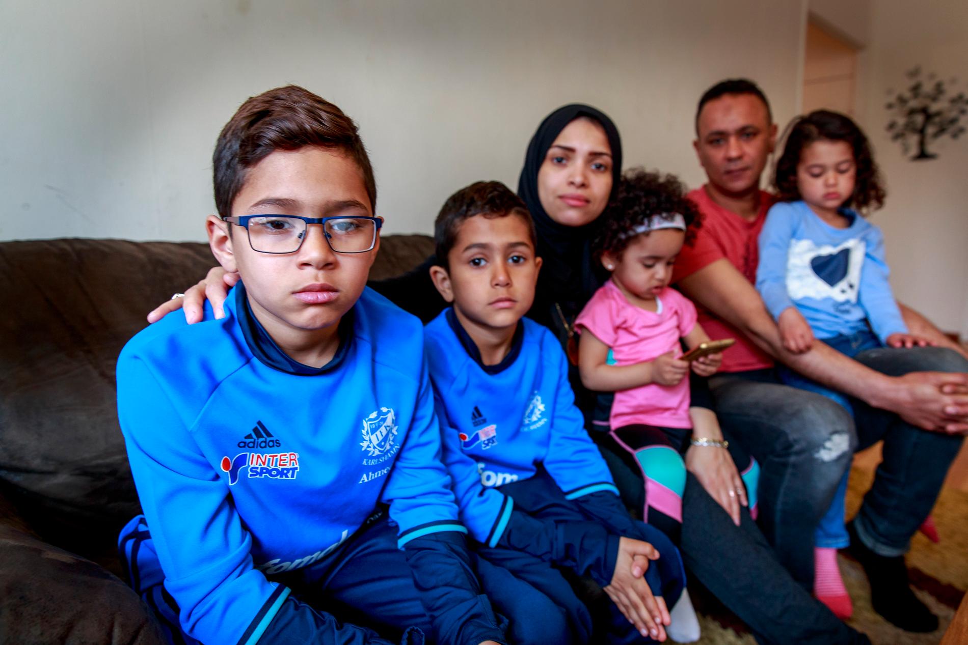 Ahmed med sina tre småsyskon, mamma Dalia och pappa Yasser. Hela familjen ska efter åtta år i Sverige utvisas till Egypten.