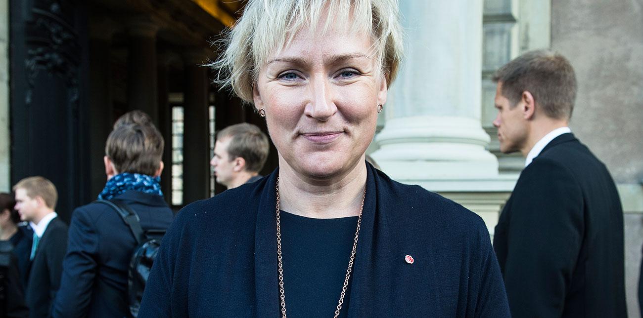 Ministern för högre utbildning och forskning, Helene Hellmark Knutsson, har tagit till sig av kritiken i OECD:s rapport om svenska skolan.