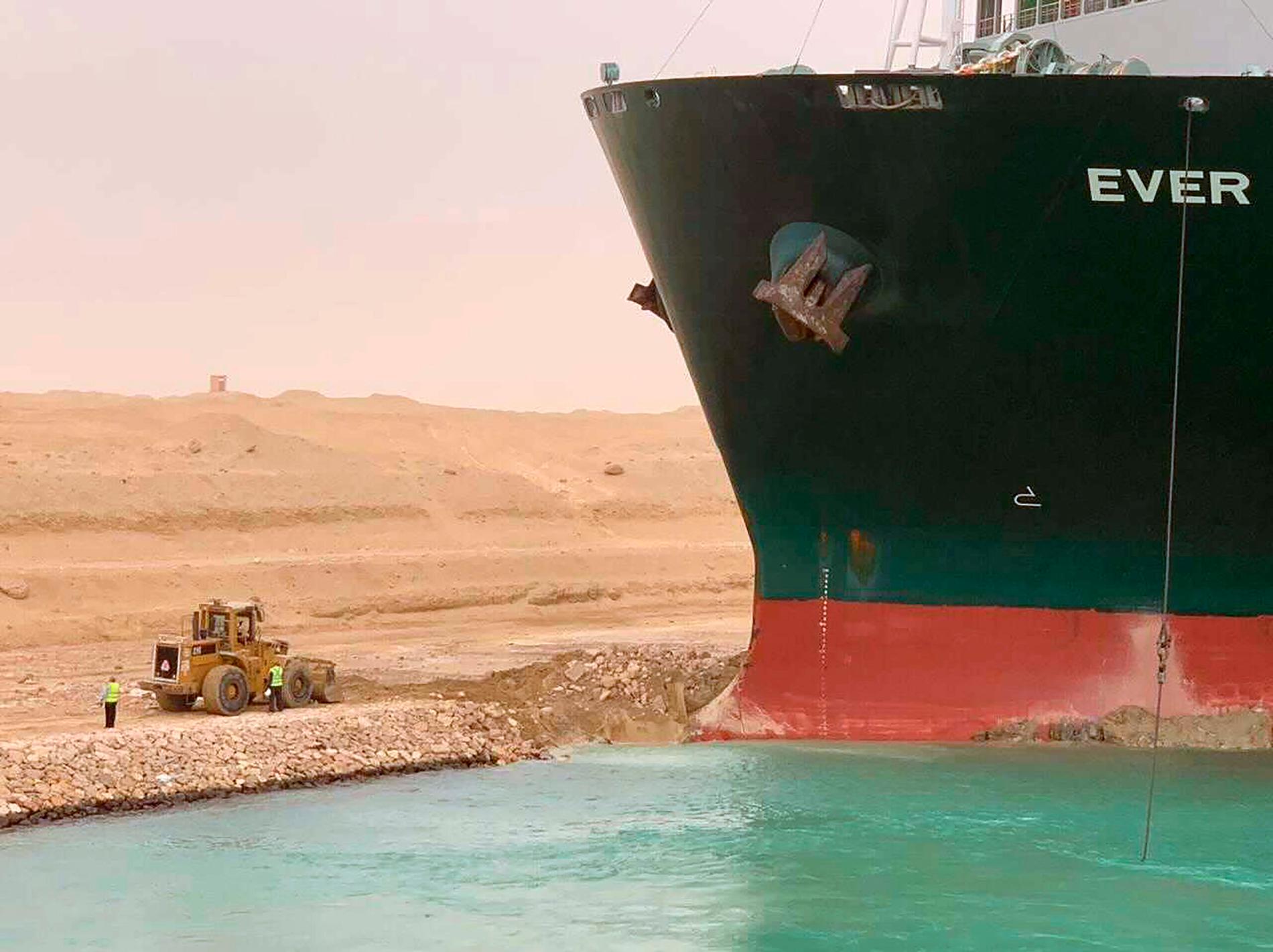 Containerfartyget Ever Given på grund i Suezkanalen.