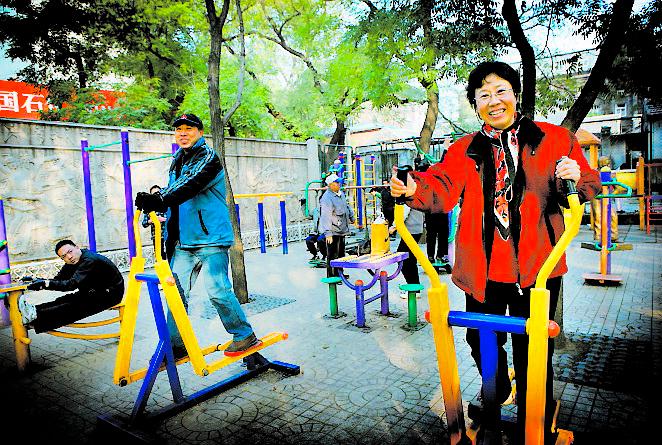 Sun Yangchong och hennes man tränar varje söndag. Många av de äldre kineserna samlas i parkerna för att motionera på morgnarna.