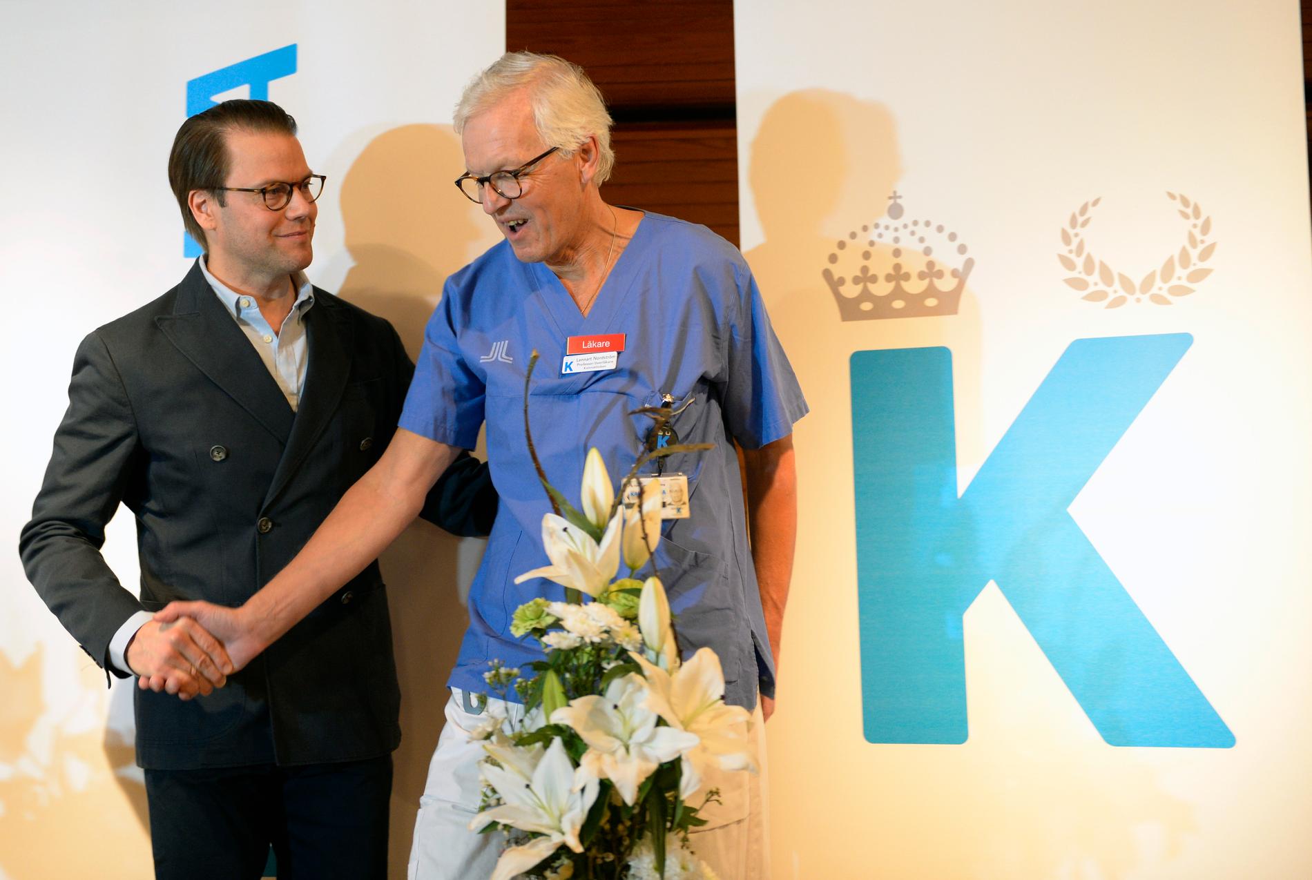 Prins Daniel tackar förlossningsläkaren Lennart Nordström