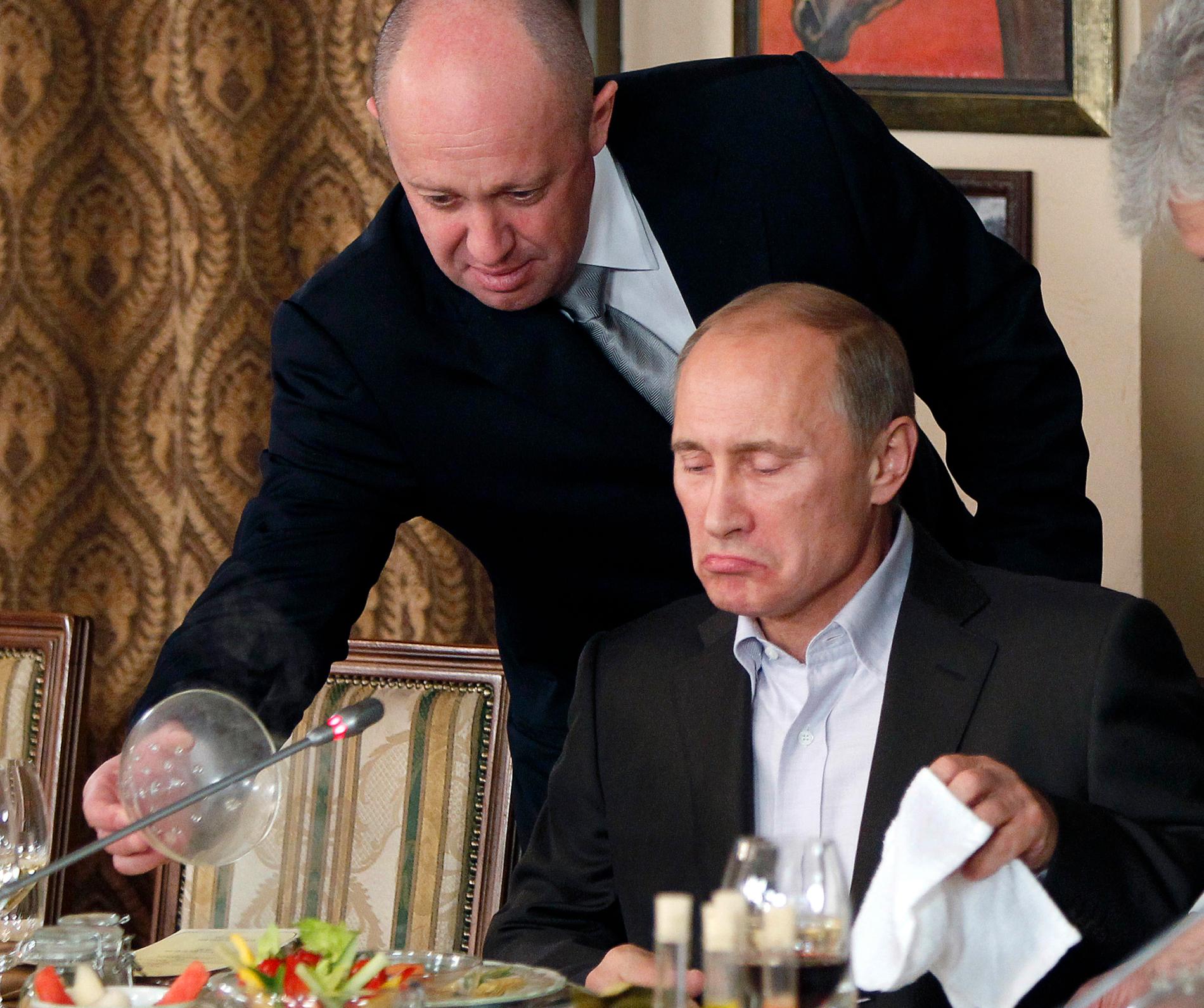 Jevgenij Prigozjin, ”Putins kock”, serverar en måltid till Putin.