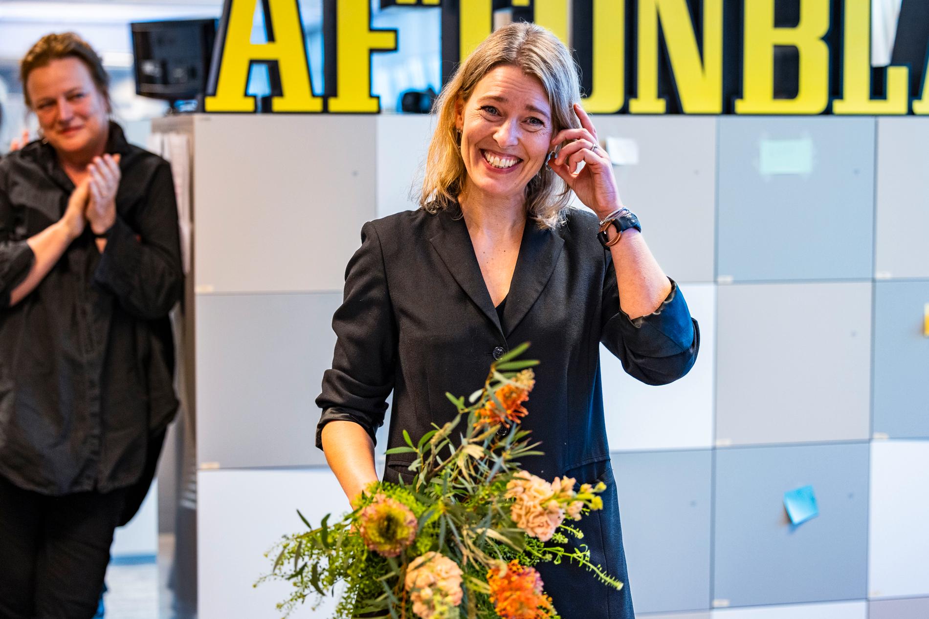 Aftonbladets nya publisher Lotta Folcker. Bakom avgående chefredaktör Lena K Samuelsson.