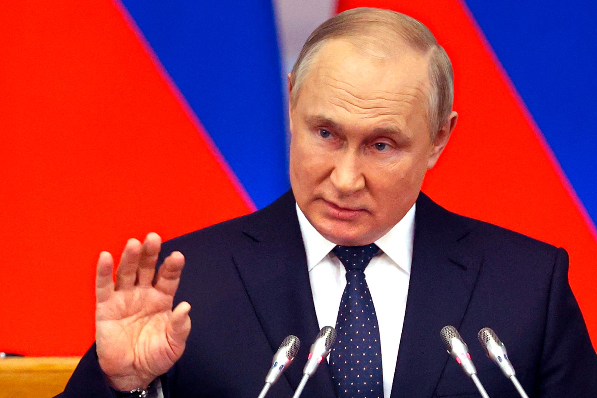 Rysslands president Vladimir Putin kan tvingas omprioritera invasionen, enligt bedömare.