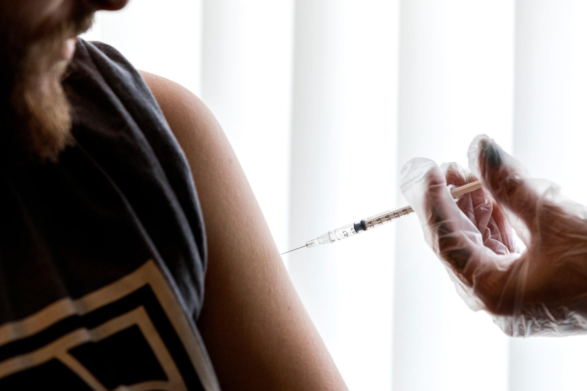 Sverige har säkrat vaccin till hela befolkningen, samtidigt vill en fjärdedel inte vaccinera sig. 