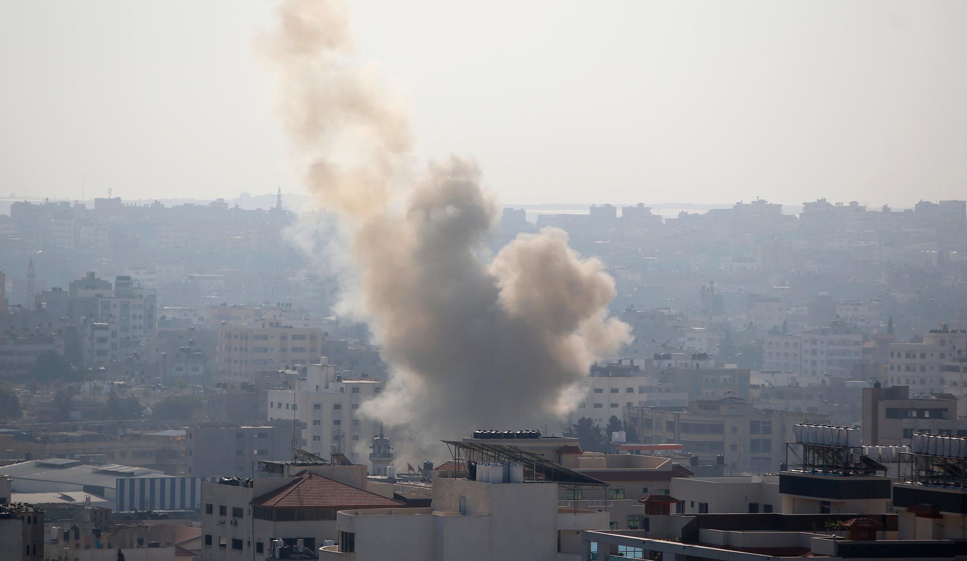 Rök stiger från staden Gaza efter en israelisk lufträd.