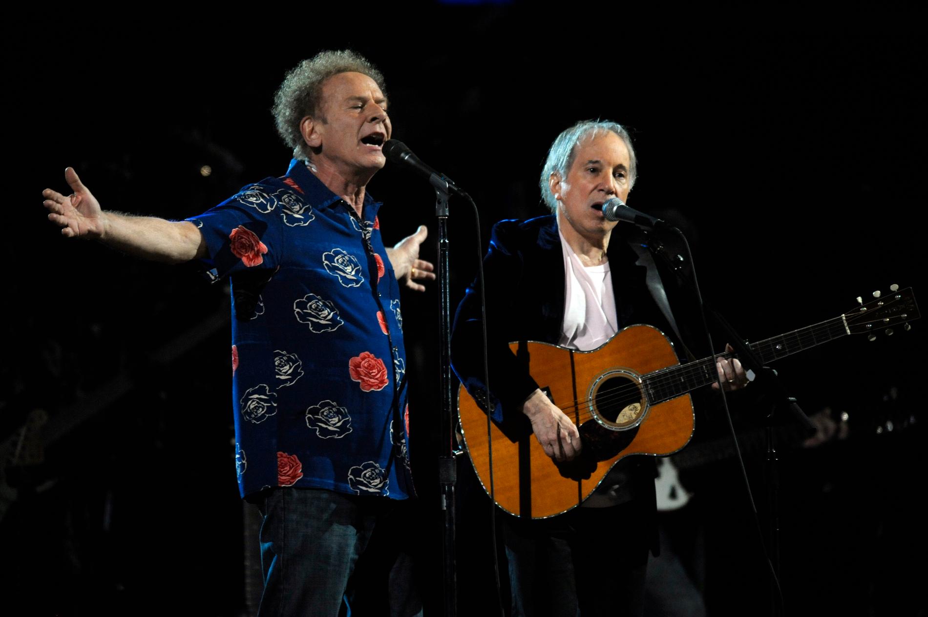 Paul Simon, till höger, tillsammans med mångåriga parhästen Art Garfunkel  vid ett bejublat framträdande under 25-årsjubileet av Rock & Roll hall of Fame-konserten i Madison Square Garden i New York 2009.
